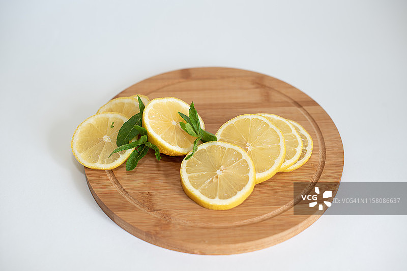 新鲜柠檬汁、手动榨汁器与熟柠檬图片素材