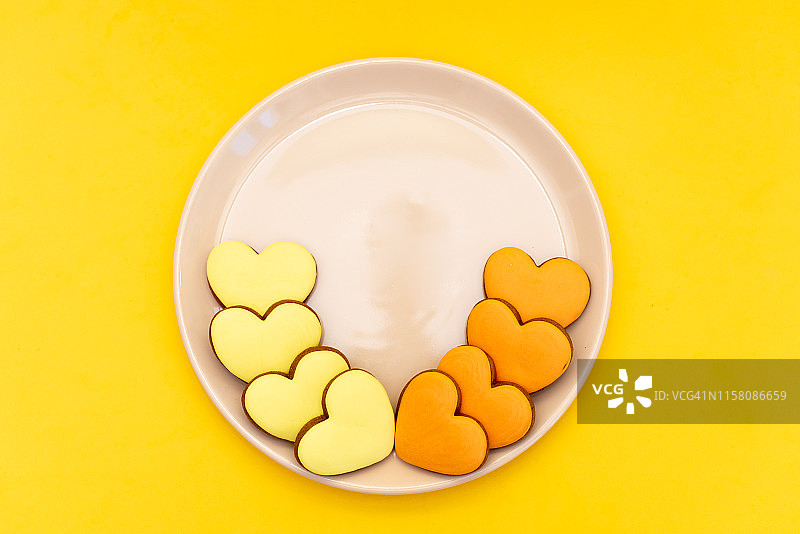 手拿心形饼干图片素材