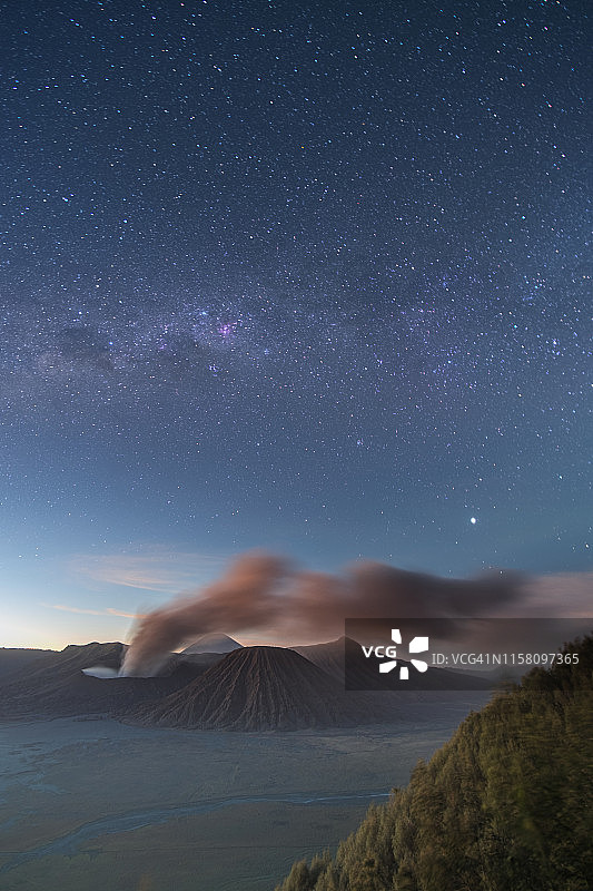 布罗莫火山喷发之上的银河系图片素材