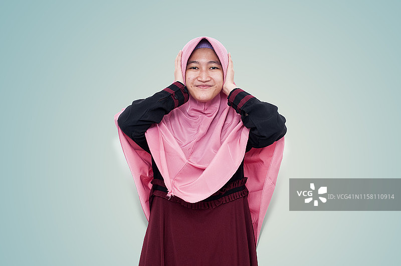 年轻女子捂住耳朵图片素材