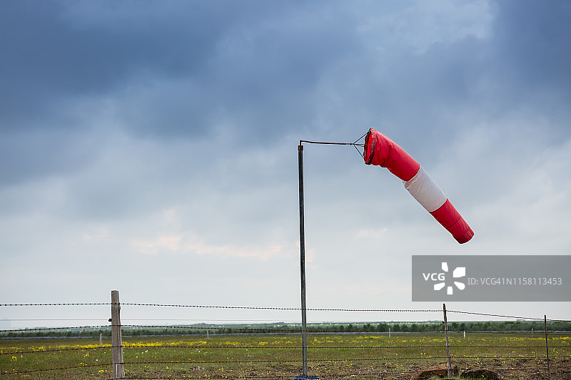 多云天空下田野里的风向标图片素材