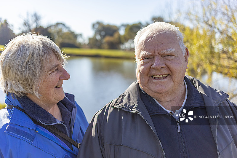 户外微笑幸福老年夫妇肖像照图片素材