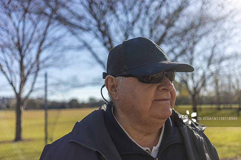 快乐微笑的老年男人图片素材