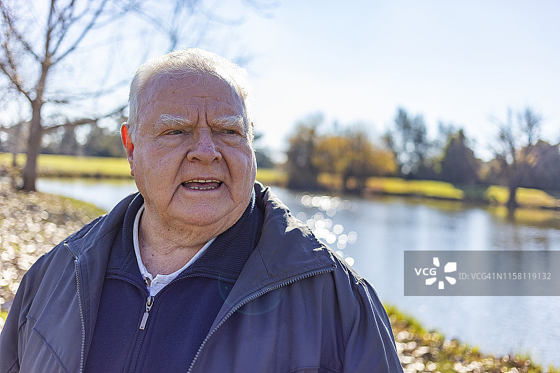 快乐微笑的老年男人图片素材