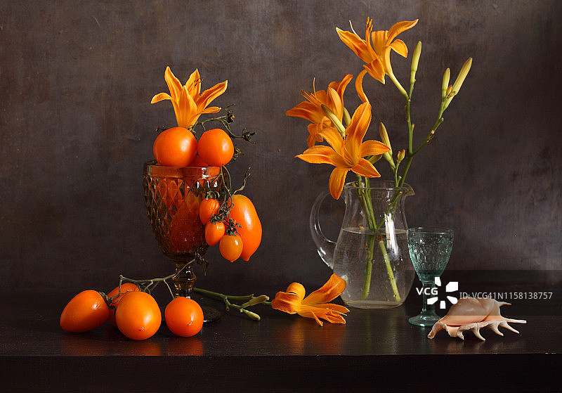 多种橙色色调：百合与番茄图片素材