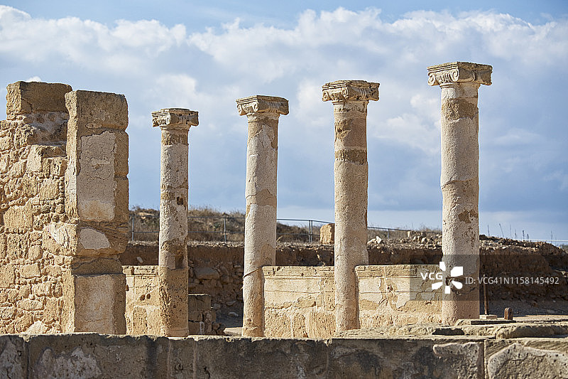 帕福斯考古公园忒修斯之家的古老柱廊图片素材