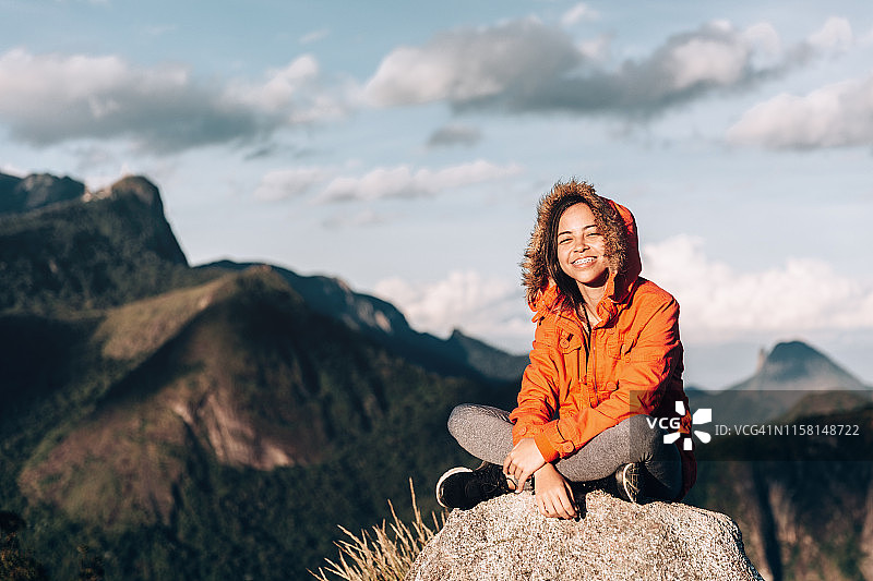 可爱的年轻女人在山区享受户外活动图片素材