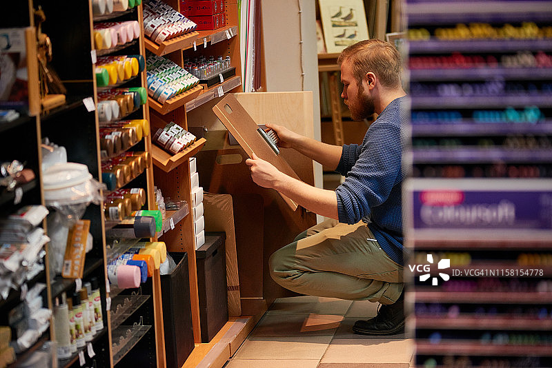 艺术家在商店选择绘图板图片素材