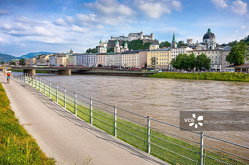 萨尔茨堡河边的自行车道图片素材