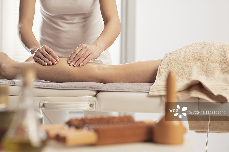 按摩理疗师进行治疗性按摩图片素材