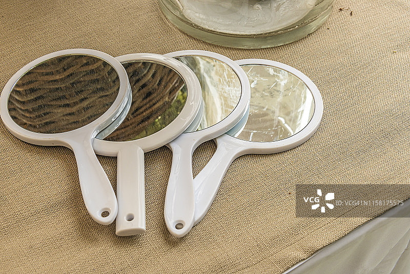 四个白色塑料手镜图片素材