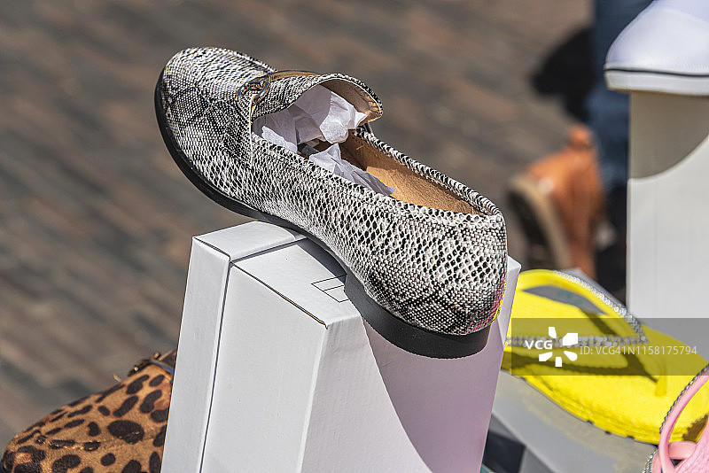 白色纸板箱上的老虎图案右鞋图片素材