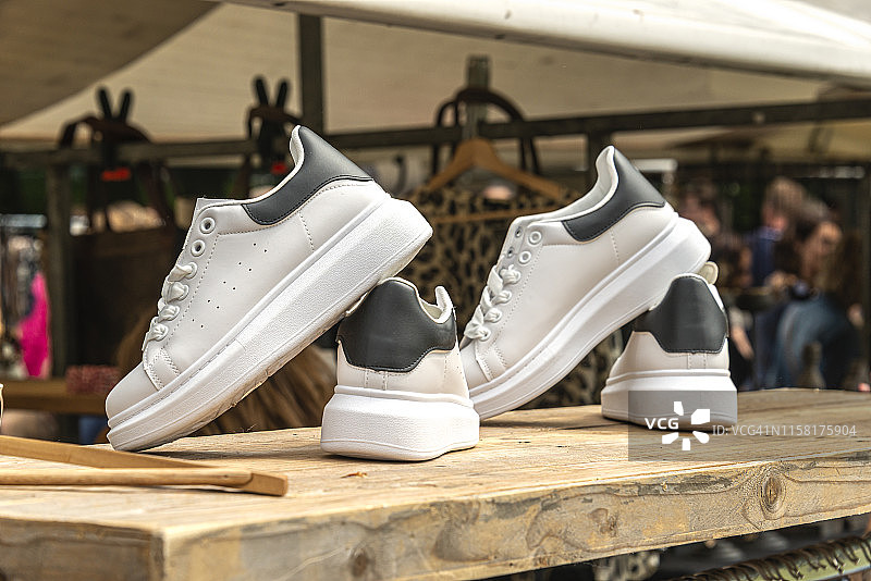 木板上展示的两双运动鞋图片素材