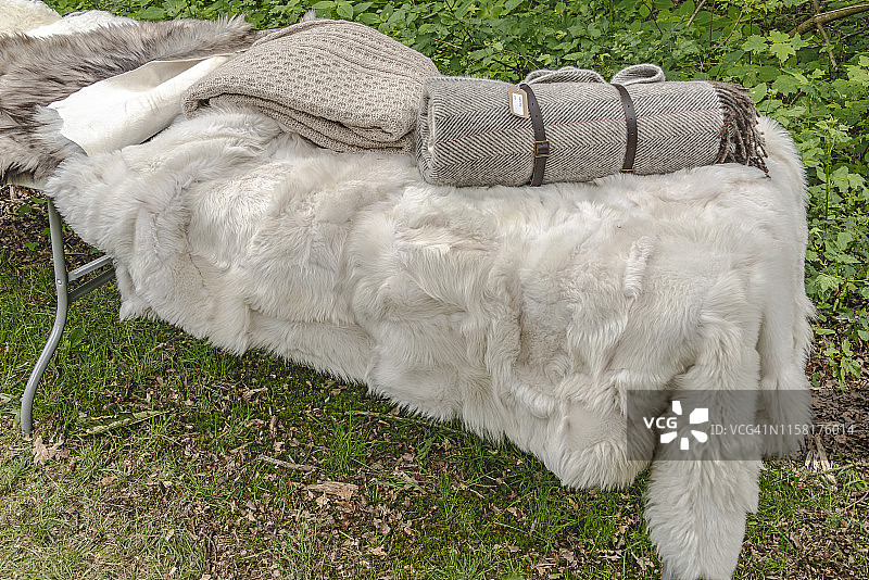 户外展示的各式羊毛地毯和羊皮图片素材