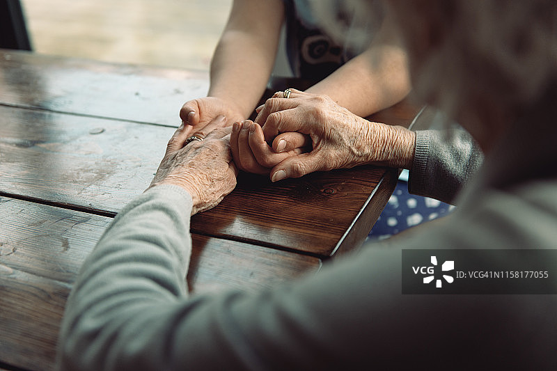祖母牵着孙女的手图片素材