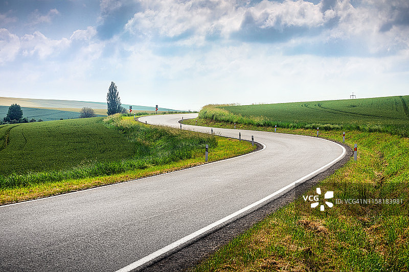 摩拉维亚田野中的S形弯曲道路图片素材