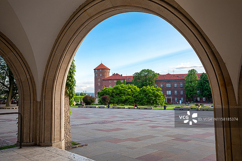 克拉科夫瓦维尔城堡的拱形画框图片素材