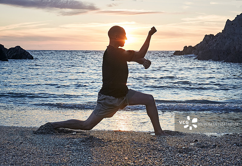 男子在德文郡练习少林功夫图片素材