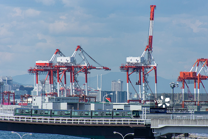 神户港人工岛上运行的单轨列车图片素材