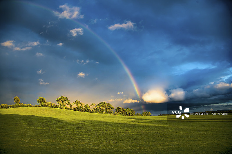 美丽爱尔兰风景中的双彩虹图片素材