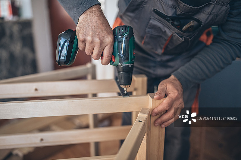 安装木制家具的师傅图片素材