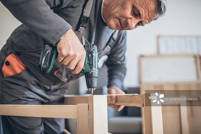 安装木制家具的师傅图片素材