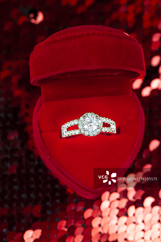 红色珠宝盒中的钻戒特写图片素材