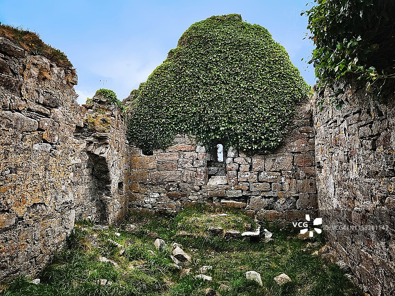 大自然中的十二世纪教堂，斯莱戈郡图片素材
