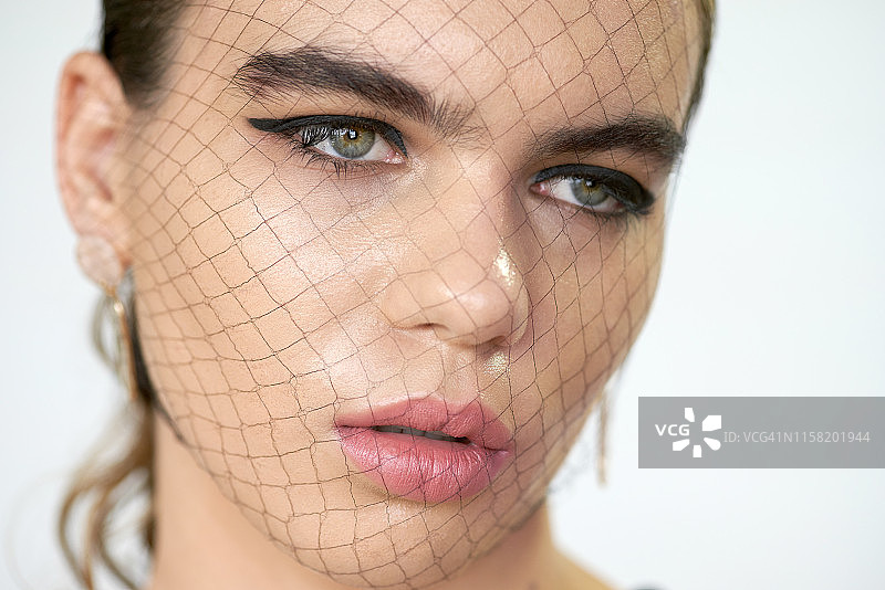 画着几何眼线、态度冷酷的年轻女子图片素材