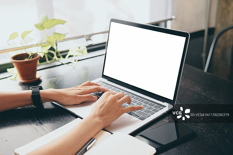 使用空白屏幕笔记本电脑的女性，工作概念图片素材