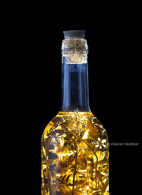 以茴芹和月光为基础，配以芳香草药的传统利口酒，黑色背景图片素材