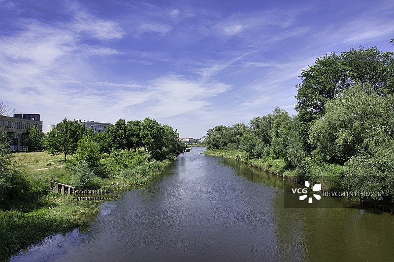 从连接齐根韦德岛与德国勃兰登堡州法兰克福（奥德）市的桥上看到的景色图片素材