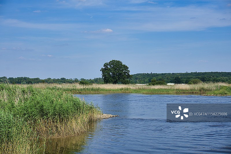从德国勃兰登堡州法兰克福（奥德）的齐根维德岛观看奥德河和波兰图片素材