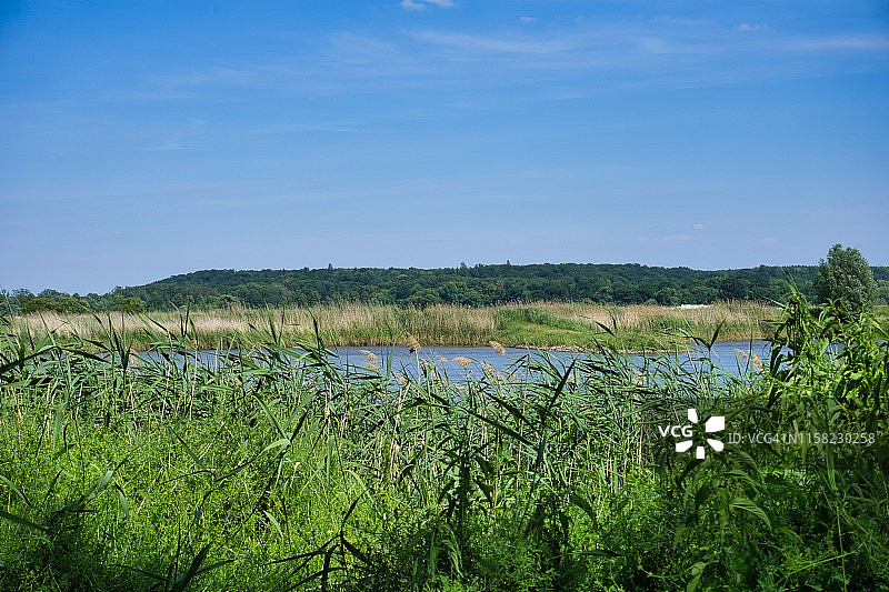 从德国勃兰登堡州法兰克福（奥德）的齐根维德岛观看奥德河和波兰图片素材