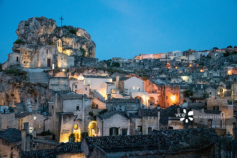 意大利马泰拉：历史名镇与圣母玛利亚教堂夜景图片素材