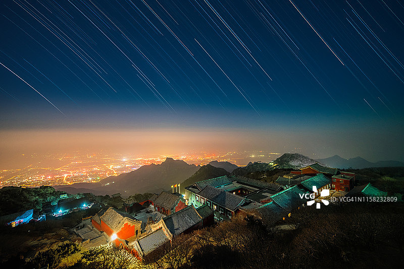 泰安和泰山上的星迹图片素材
