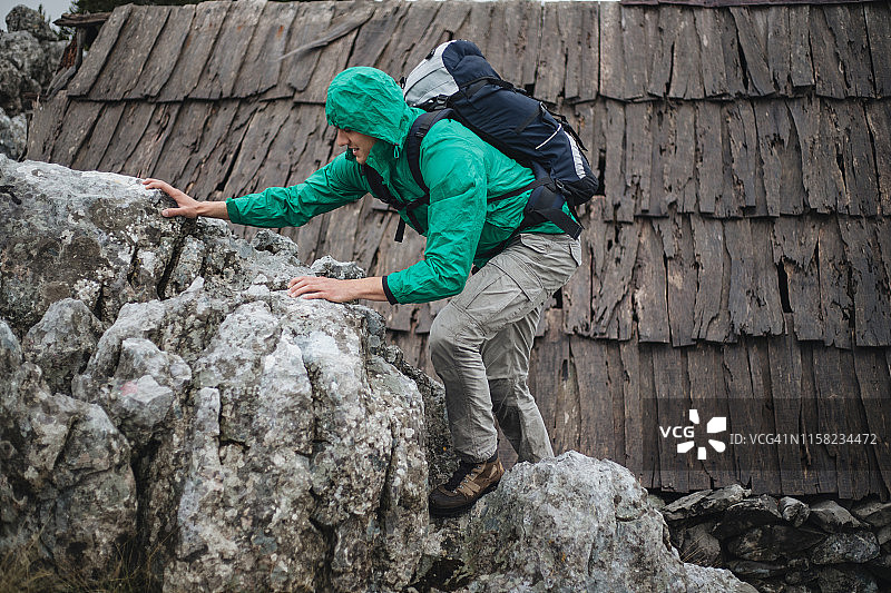 男人攀爬岩石图片素材