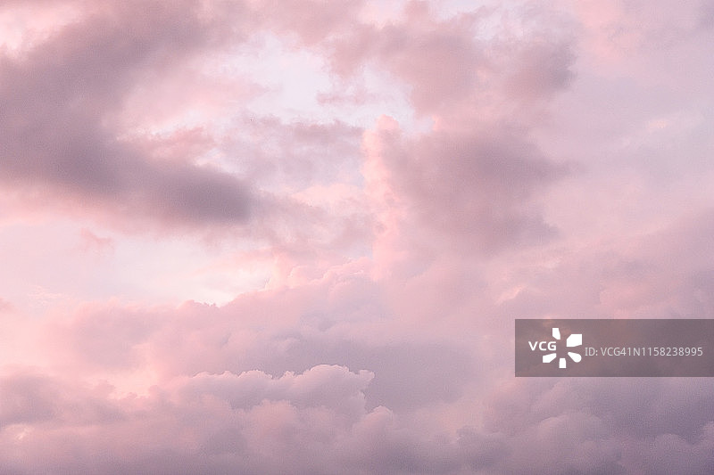 日落时分，自由天空中的白色、粉色和灰色积云，特写。雨前的阴天。图片素材