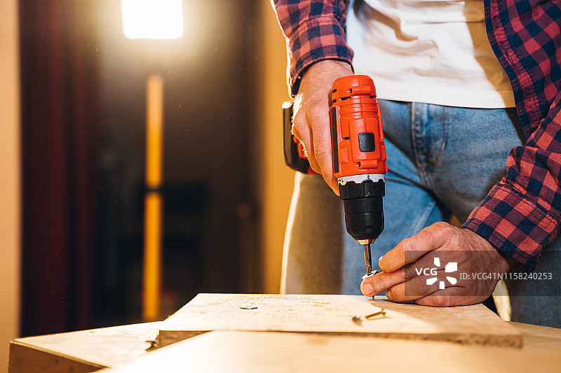 男子翻新他的新家图片素材