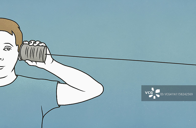 男人在用罐头盒电话听图片素材