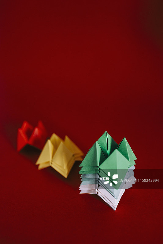 红色背景上的彩色折纸图片素材