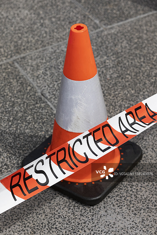 交通锥和禁区警戒带图片素材