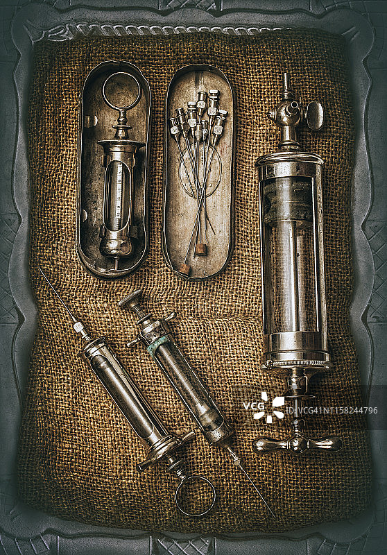 旧注射器械和针头图片素材