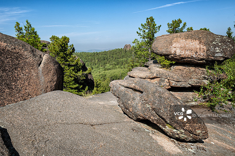 俄罗斯西伯利亚斯托尔贝自然保护区第四石柱上的圆形岩石图片素材