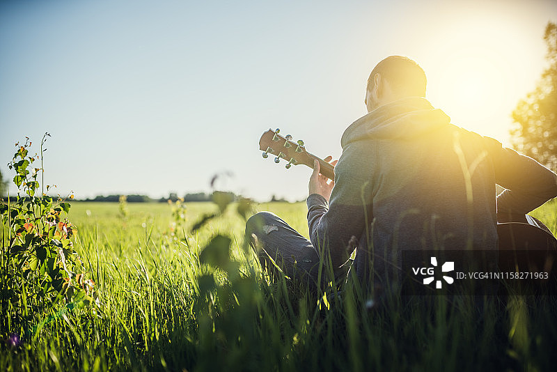 男人在户外弹奏原声吉他图片素材