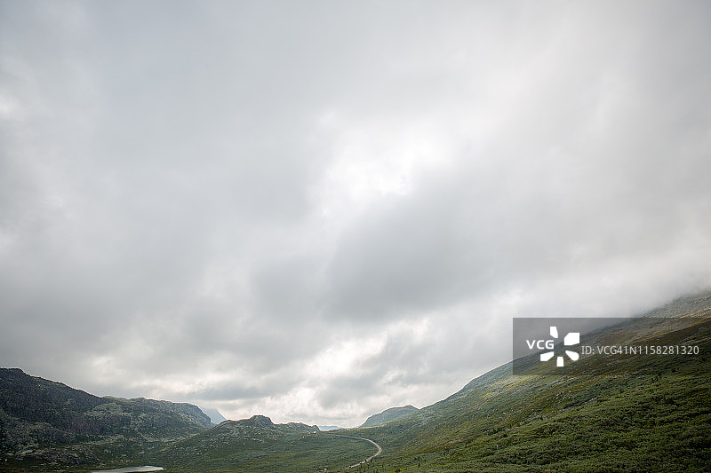 挪威留坎郁郁葱葱的山丘全景图片素材