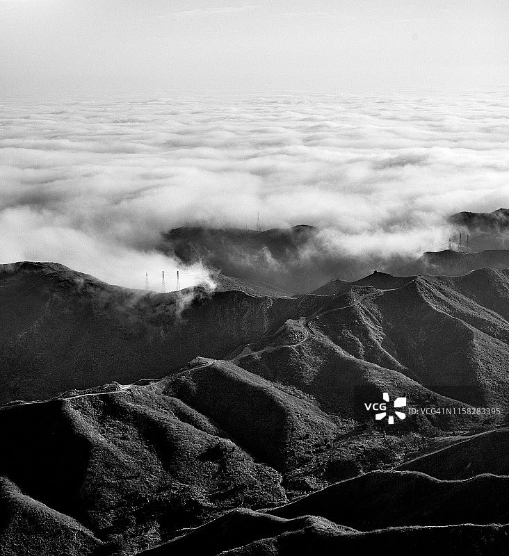 云雾中的山脊图片素材