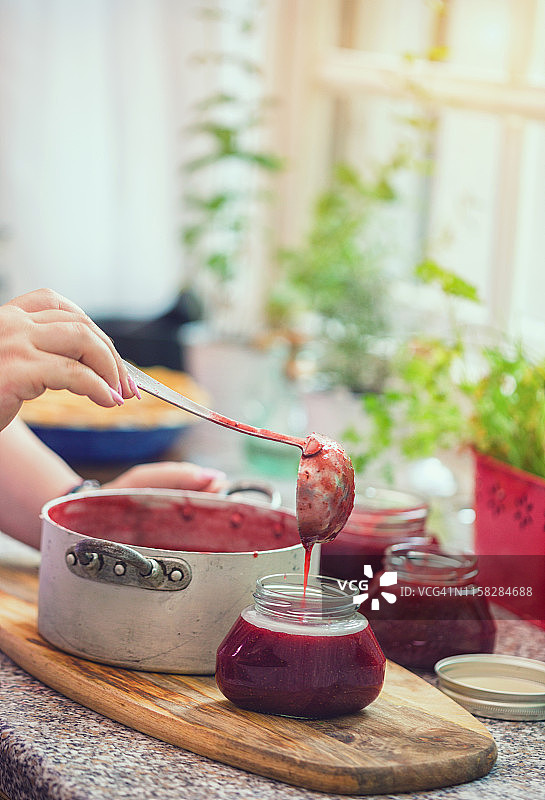 准备自制草莓酱图片素材