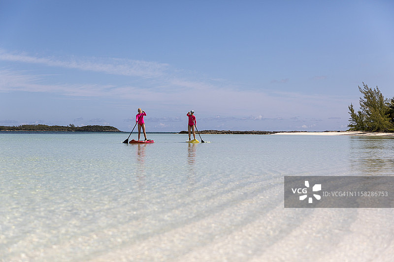 女人和女孩玩桨板_蜿蜒湾_埃琉塞拉岛_巴哈马图片素材