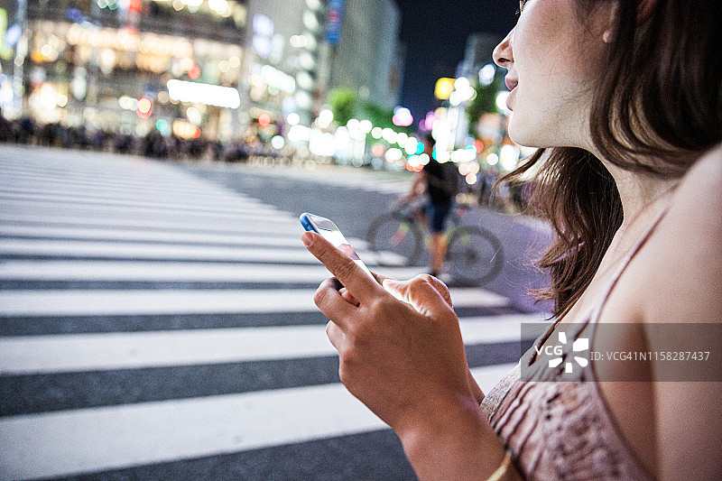 晚上找出租车的女人图片素材